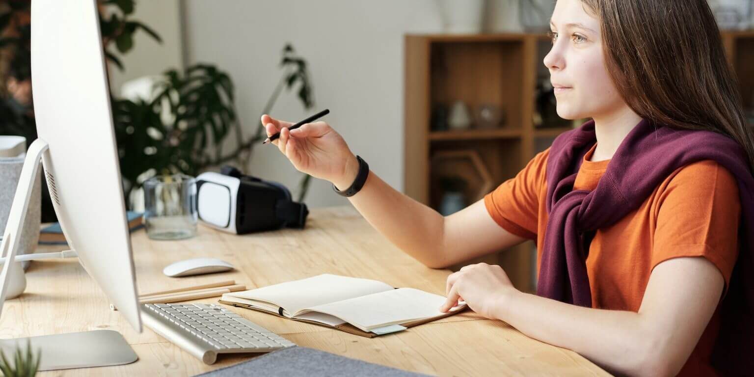girl-holding-pencil-while-looking-at-imac-4144223-1536×1025-1 girl-holding-pencil-while-looking-at-imac